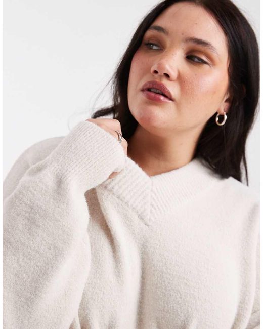 Jersey Blanco Extragrande Con Cuello De Pico De Punto Muy Suave De Asos Design Curve ASOS de color Natural