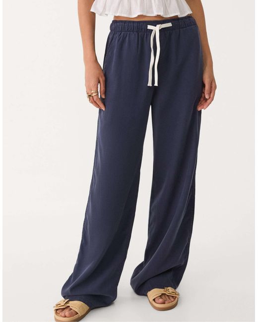 Stradivarius Blue – locker sitzende lyocellhose
