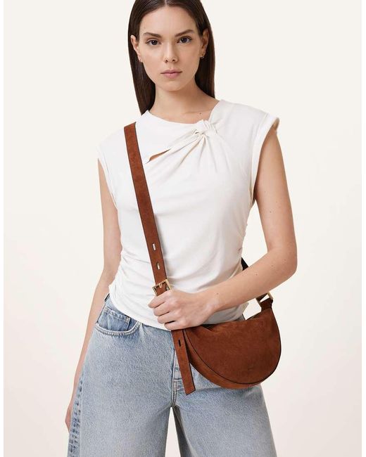 AllSaints Halve Maan Suède Crossbody Tas in het Natural