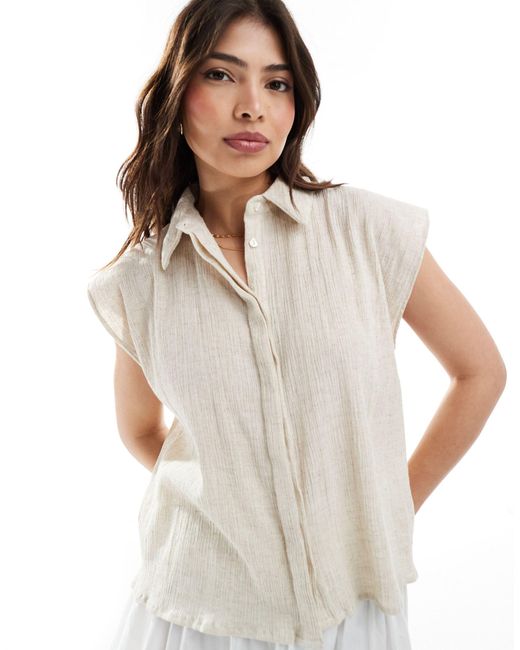 Camicia senza maniche tonalità naturale stropicciata effetto lino di ASOS in White