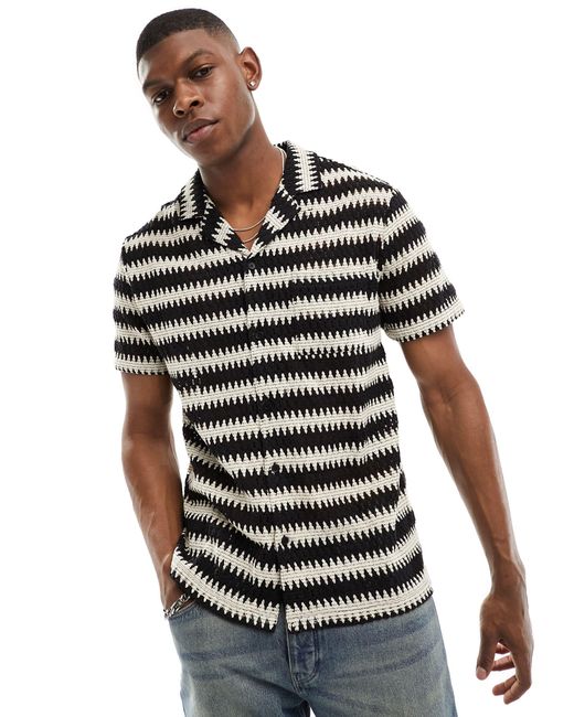 Camisa playera blanca y negra con diseño en zigzag Another Influence de hombre de color Brown