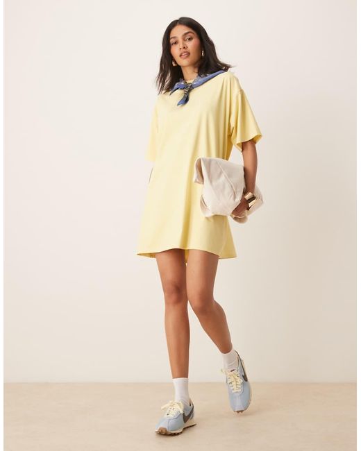 Vestido Corto Amarillo Pastel De Estilo Camiseta Extragrande De ASOS de color Natural