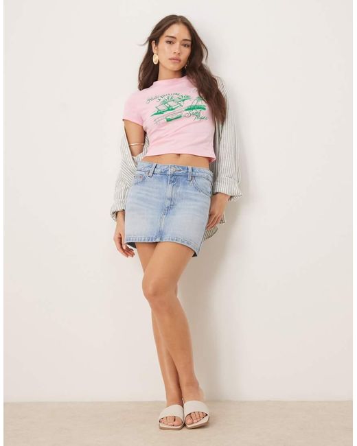 T-Shirt Taglio Corto Con Grafica Di Sedie A Sdraio di ASOS in Pink