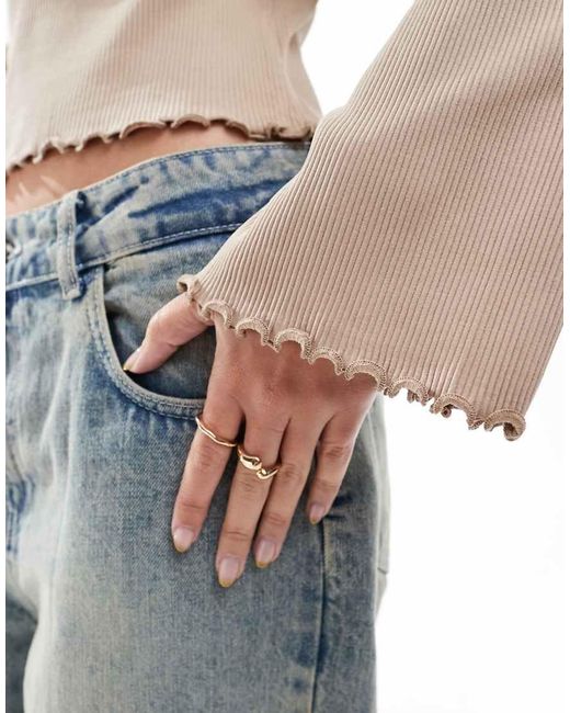 Camiseta Color Moca De Manga Larga Con Cuello Ancho Y Bordes Ondulados De -Marrón Vila de color White