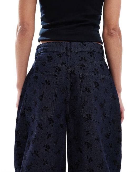 ASOS Blue – barrel-jeans mit beflocktem blümchenmuster