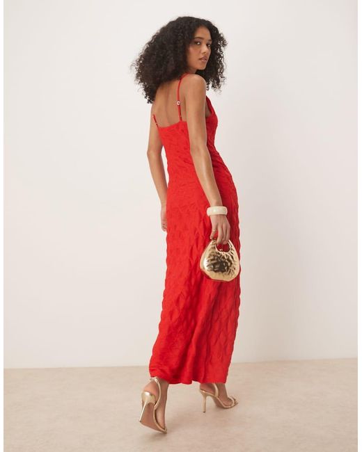 Vestido Largo Rojo Intenso De Tirantes De Tejido Texturizado De Punto Liso De Vila de color Red