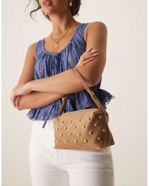 ASOS Blue – kastige, mit nieten besetzte schultertasche aus wildlederimitat