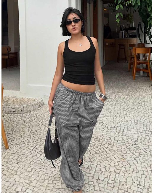 Bershka Basic Geribbeld Hemdje in het Black
