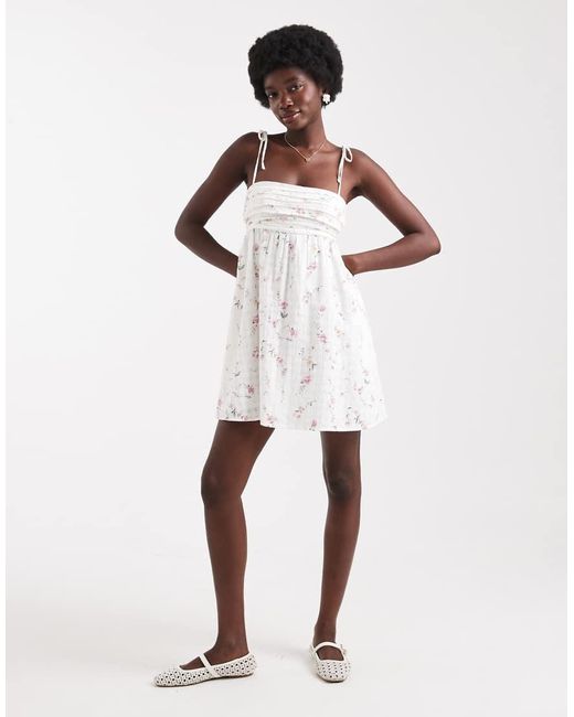 Vestito Babydoll Con Bretelle Allacciate A Fiori di Hollister in White