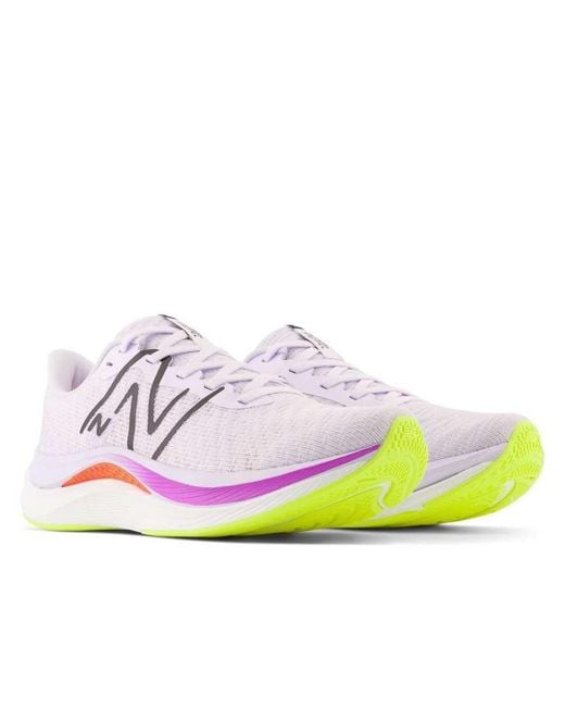 Fuelcell Propel V4 di New Balance in Pink