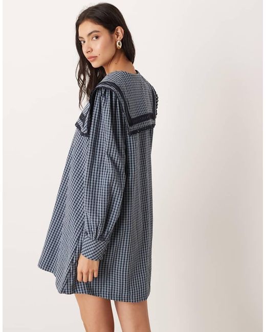 Vestido Corto Azul Marino Y Amplio Con Solapas Cuadradas De Glamorous de color Blue