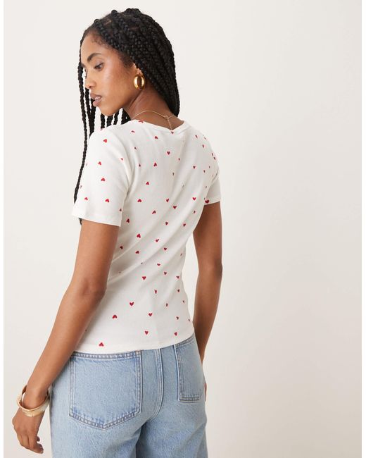 T-shirt côtelé avec imprimé cœurs rouges sur l'ensemble Jdy en coloris White