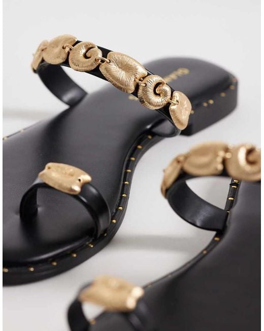 Glamorous White Flat Sandals With Gold Shells