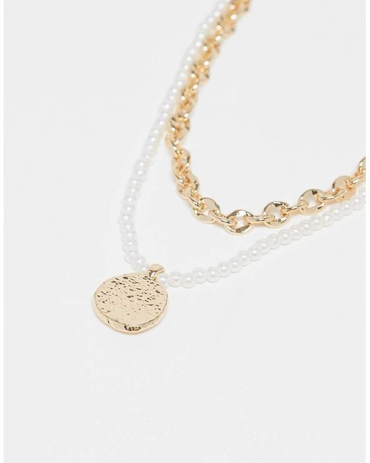 Pack De Dos Collares Dorados De Cadena Y Perlas De Imitación Con Colgante Texturizado De ASOS de color White