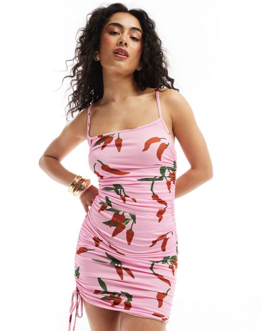 ASOS Pink – kurzes trägerkleid mit eckigem ausschnitt, geraffter seite und chili-print