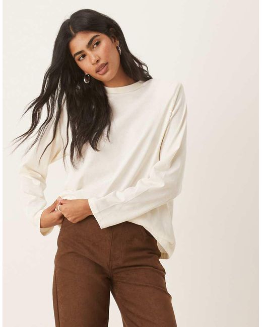 ASOS T-Shirt Met Hoge Ronde Hals, Lange Mouwen En Schoudervullingen in het Natural