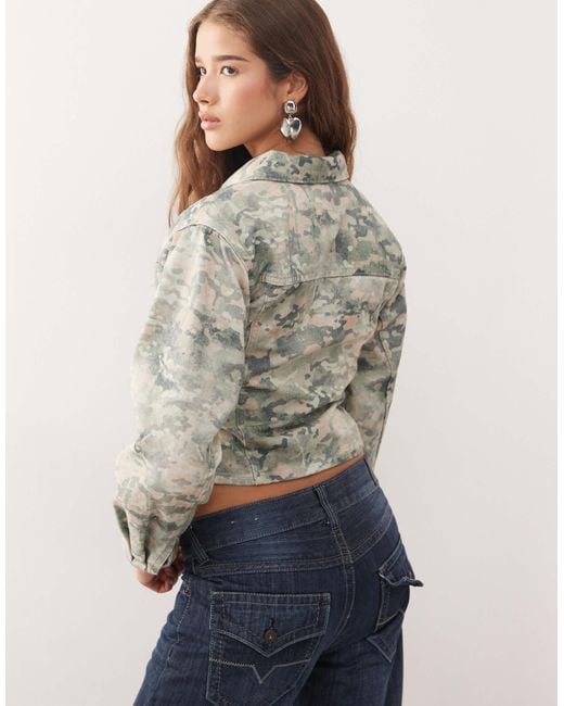 Veste en jean ajustée style années 90 avec imprimé camouflage Collusion en coloris Natural