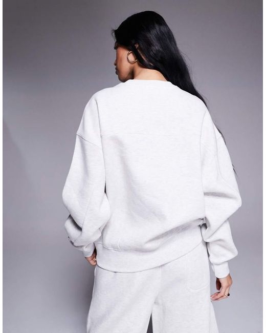 Felpa Oversize Con Spalle Scese E Logo Chiaro Mélange di Kaiia in Gray