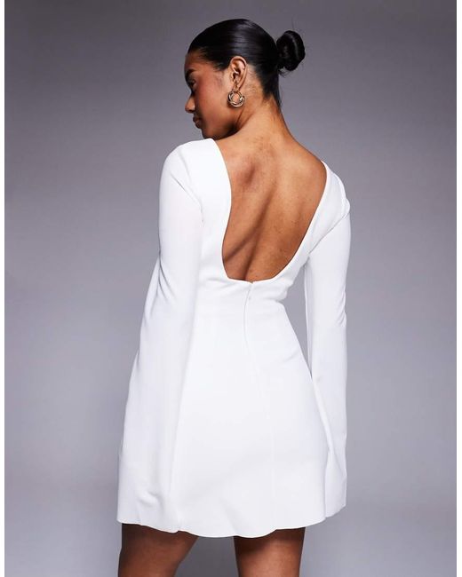 Vestito Corto Bianco Scollato Sul Retro Con Maniche Svasate E Tasca di Princess Polly in White