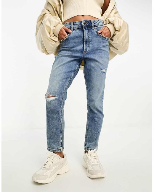 Vaqueros Mom Cómodos De Corte Slim Con Diseño Rasgado De Asos Design Petite ASOS de color Blue
