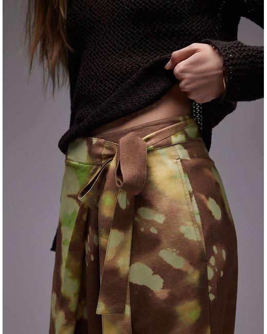 ASOS Brown – bermudashorts aus leinenmix mit gewickelter vorderseite und batikmuster