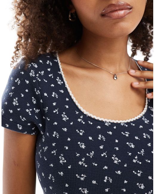 T-shirt texturé d'ensemble à petites fleurs avec encolure carrée et mancherons ASOS en coloris Blue