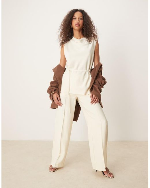 Top Sartoriale Effetto Lino Senza Maniche Color Latticello Con Scollo Ad Anello Drappeggiato di ASOS in Natural