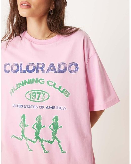 Camiseta Rosa Extragrande Con Estampado Gráfico "Colorado Running Club" De ASOS de color Pink