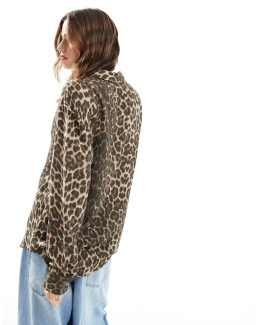 Camicia misto lino vestibilità comoda con stampa leopardata di ASOS in Multicolor