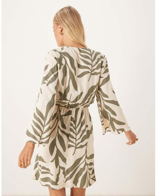 Vestito Stile Kimono A Portafoglio Con Stampa Di Palme Verdi di Jdy in Natural