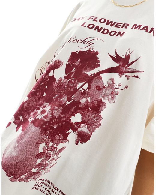 T-shirt boyfriend color crema con stampa di fiori di ASOS in White