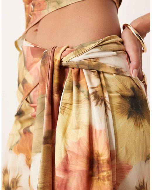 Vestito Midi Con Spalla Scesa, Allacciatura E Stampa A Fiori di ASOS in Natural
