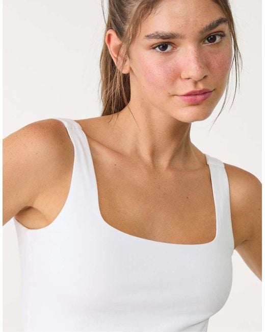 Top Basic Con Scollo Quadrato di Stradivarius in White