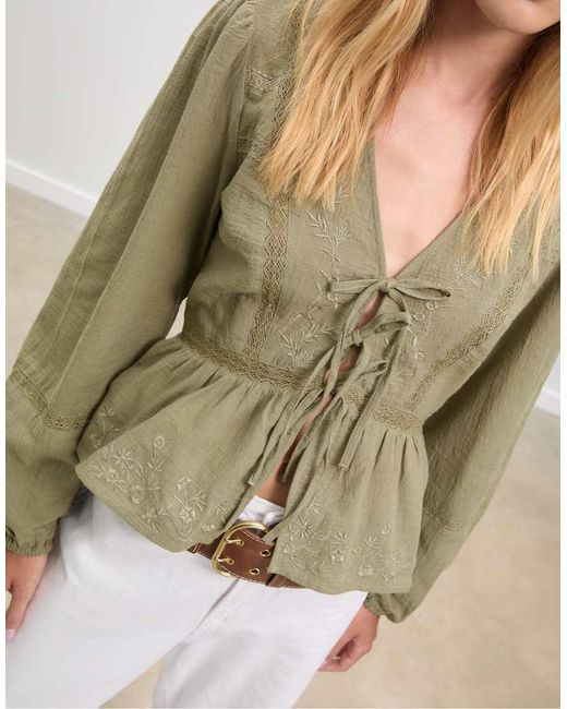 Blusa Kaki Ricamata Vestibilità Ampia Con Nodo di Stradivarius in Green