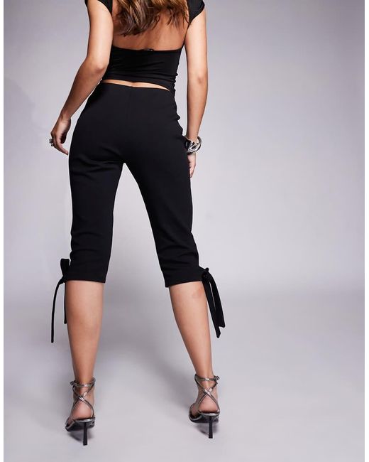 Pantalones Capri Negros Con Abertura Lateral Y Detalle De Lazo De Punto Roma De ASOS de color Black
