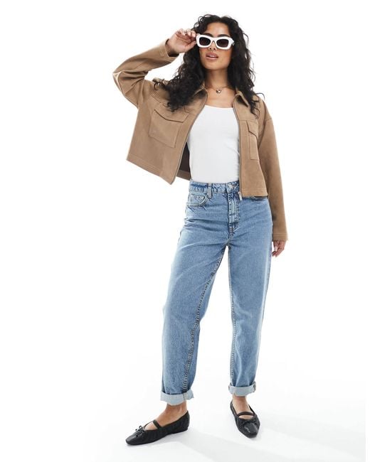 Veste courte en imitation daim à surpiqûres contrastantes - taupe ONLY en coloris Blue