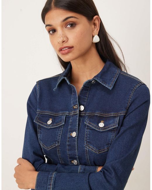 Robe chemise courte en jean coupe ajustée avec manches longues - délavé ASOS en coloris Blue