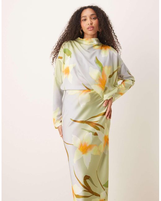 Robe longue satinée coupée en biais avec col montant et manches façonnées - jaune fleuri ASOS en coloris Natural