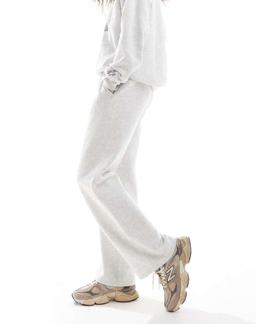 Joggers Grises De Pernera Recta Con Detalle Estampado De (Parte De Un Conjunto) Hollister de color White