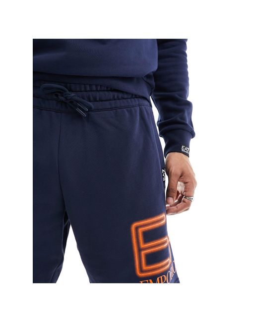 Armani - - pantaloncini della tuta con logo fluo laterale grande di EA7 in Blue da Uomo