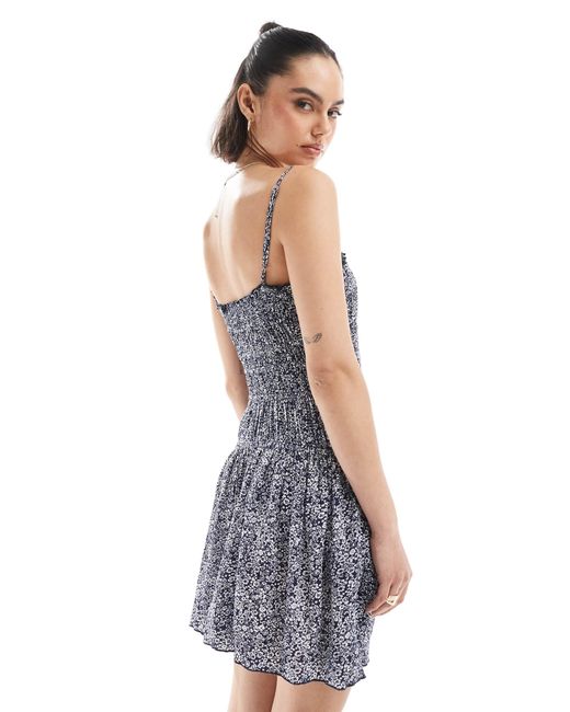 Str - robe froncée courte à imprimé fleurs Stradivarius en coloris Blue