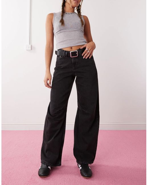 Oblique - jean bouffant à taille basse avec coupe en v et détails effet usé - délavé Weekday en coloris Pink