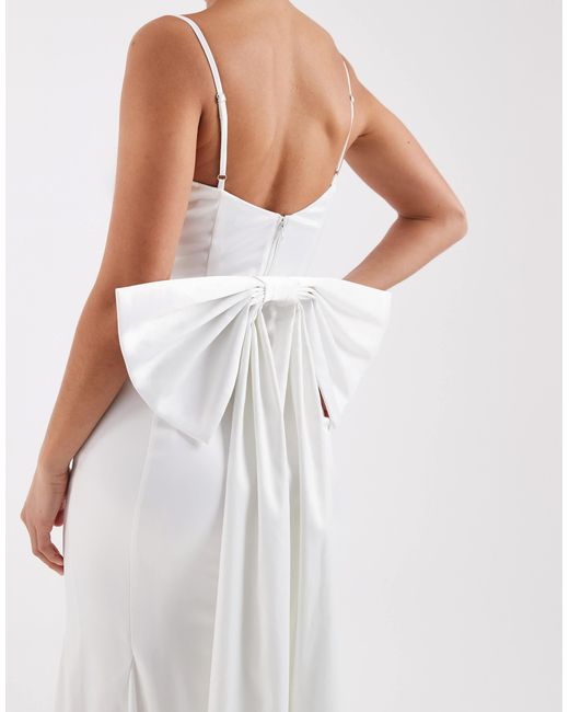 Robe TFNC London en coloris White