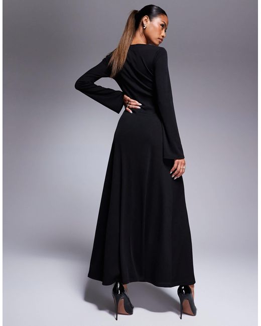 Robe longue côtelée et évasée en tissu doux à col en v ASOS en coloris Black