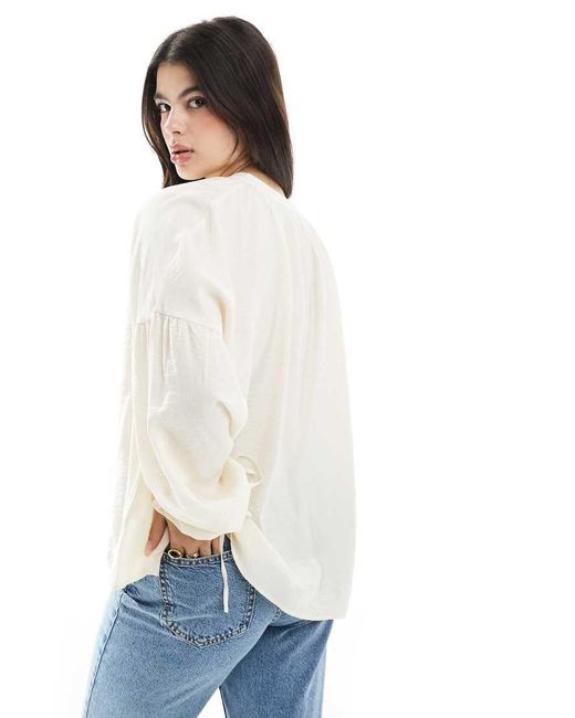 Top Color Pietra Con Maniche Voluminose E Laccetti Al Collo di ASOS in White
