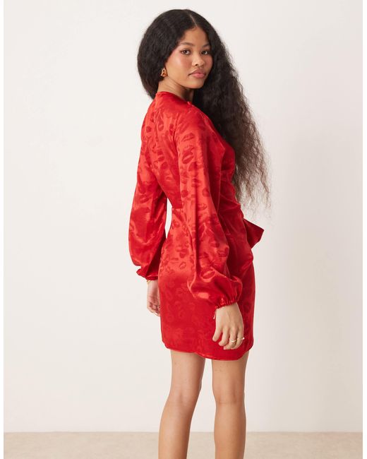 Never Fully Dressed Red Petite – wickel-minikleid aus em satin mit geprägtem lippenprint