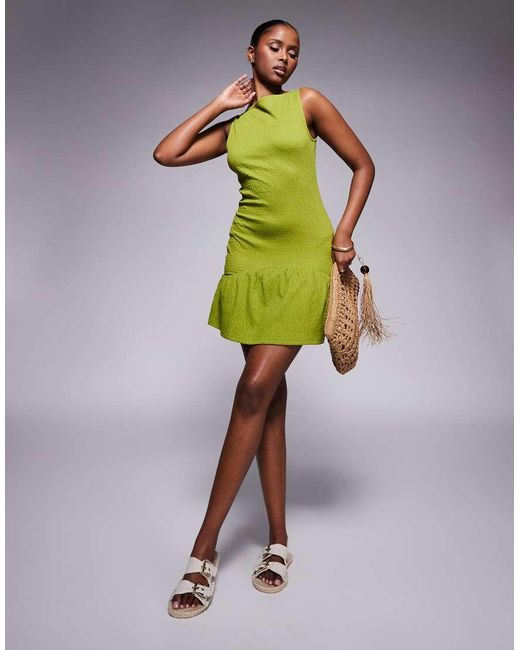 ASOS Mouwloze Mini Jurk Met Gekreukte Textuur, Rechte Hals En Peplum Rok in het Green