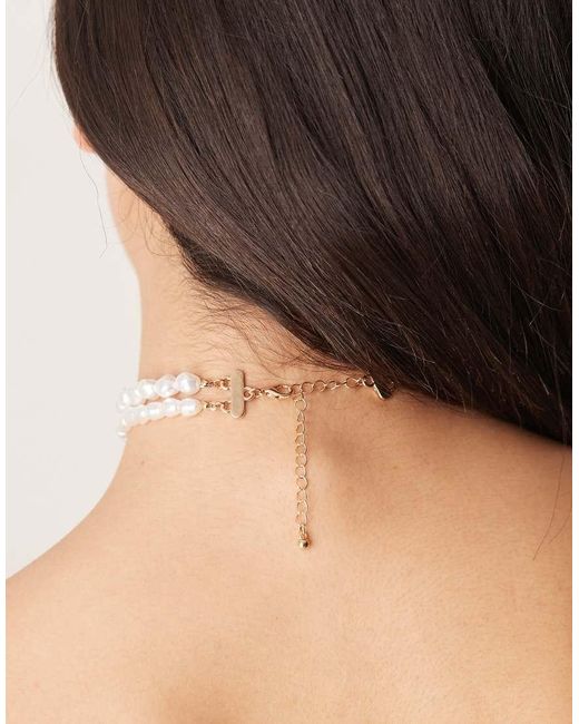 Collarino Con Perle D'Acqua Dolce Sintetiche A Strati di ASOS in Natural