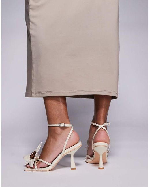 Sandalias De Tacón Medio Con Diseño De Tiras Y Flor Tridimensional Hydrangea De -Blanco Public Desire de color Brown