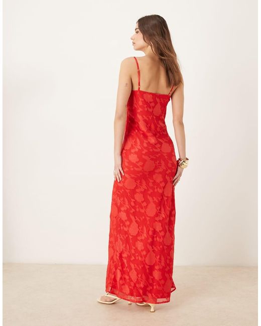 Vestito Lungo Sottoveste Jacquard Con Scollo Ad Anello di Pretty Lavish in Red